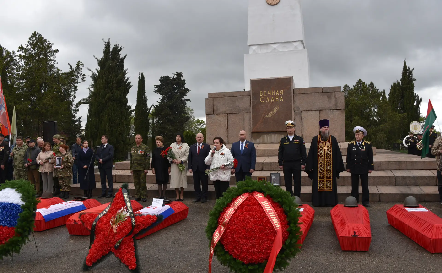 Лариса Мельник приняла участие в торжественной церемонии захоронения останков советских воинов, найденных в ходе поисковых работ. На мемориальном кладбище в посёлке Дергачи с воинскими почестями были захоронены 143 защитника Севастополя