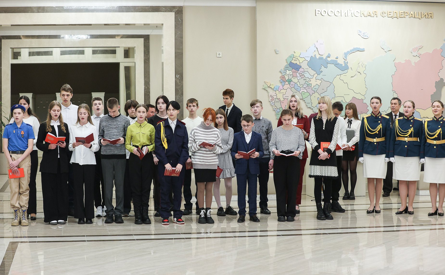 Торжественная церемония вручения паспортов граждан РФ 14-летним жителям Луганской Народной Республики и Херсонской области