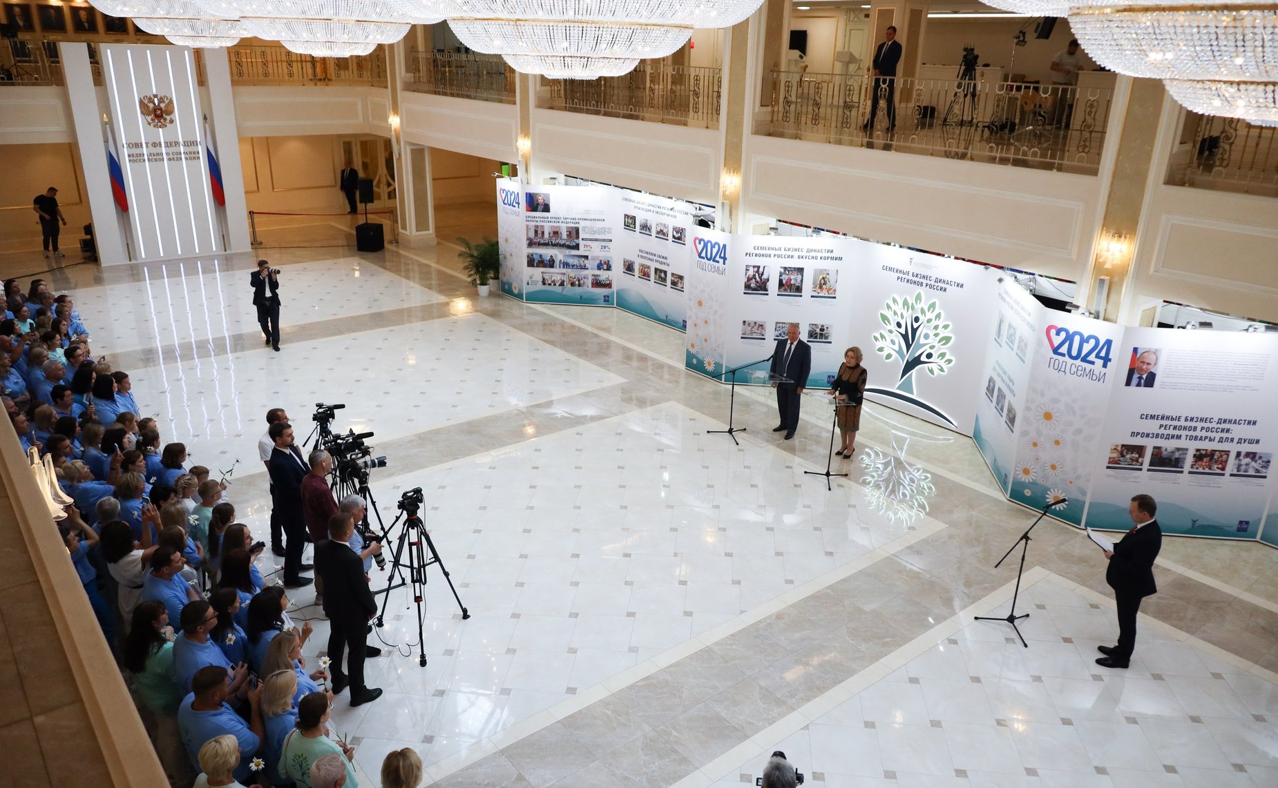 Председатель СФ Валентина Матвиенко приняла участие в торжественной церемонии открытия фотовыставки «Семейные бизнес-династии регионов России»