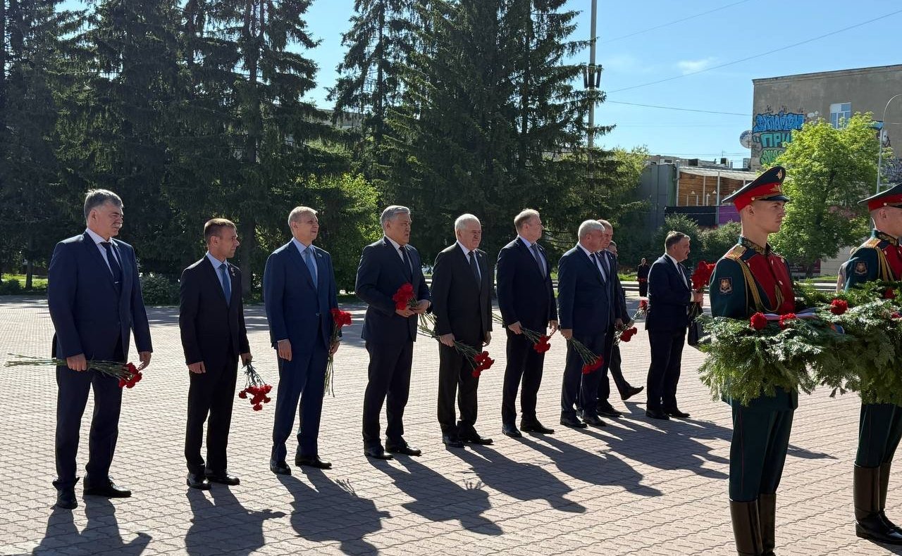 В г. Екатеринбурге сенаторы РФ провели церемонии возложения цветов к Широкореченскому военно-мемориальному комплексу, посвященному погибшим в Великой Отечественной войне, а также к военно-мемориальному комплексу «Черный тюльпан»