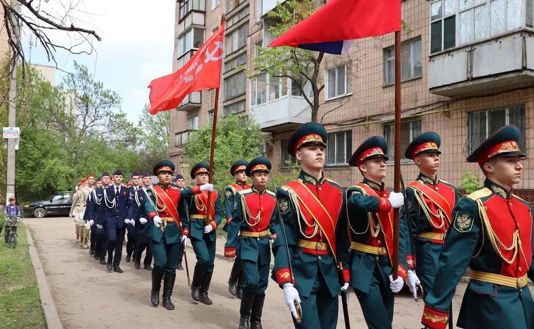 Дарья Лантратова приняла участие в патриотической акции «Сад Памяти», поздравила фронтовика и передала билет на Парад Победы ветерану-блокаднице