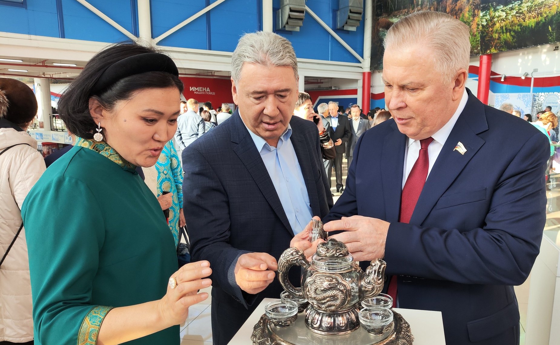 Вячеслав Наговицын осмотрел выставку-ярмарку, открывшуюся в фойе Физкультурно-спортивного центра