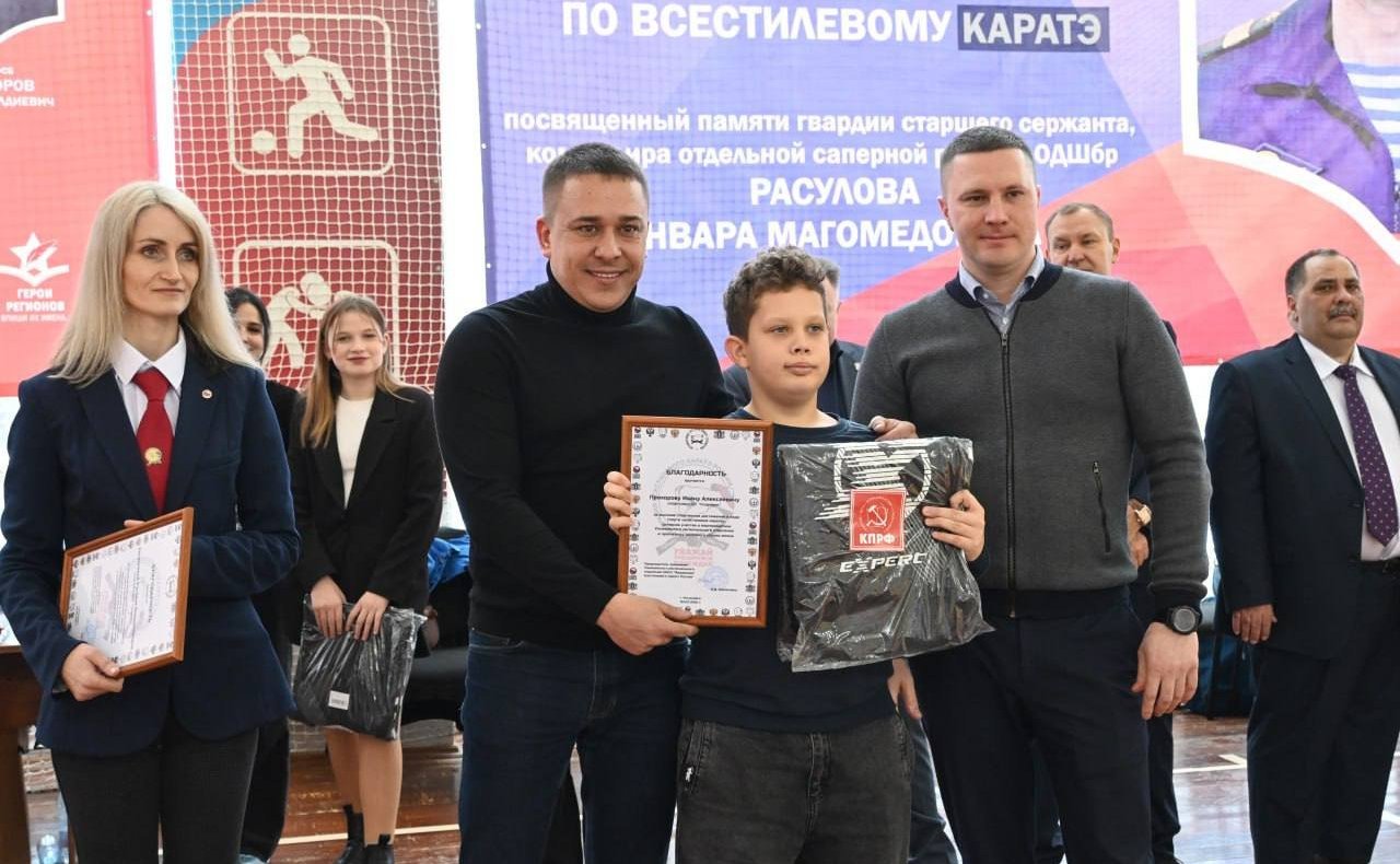 Айрат Гибатдинов вручил победителям спортивную экипировку и поздравил их с победой