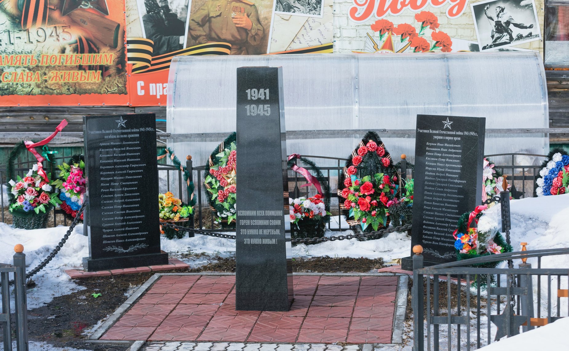 Денис Гусев, в рамках работы в регионе, совершил поездку в деревню Макарово Заполярного района Ненецкого АО, где принял участие в презентации книги «Судьбы людские разные, земные, не напрасные»