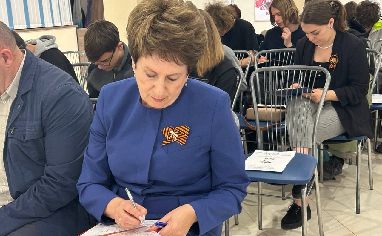 Екатерина Алтабаева в ходе поездки в регион приняла участие в международной акции «Диктант Победы»