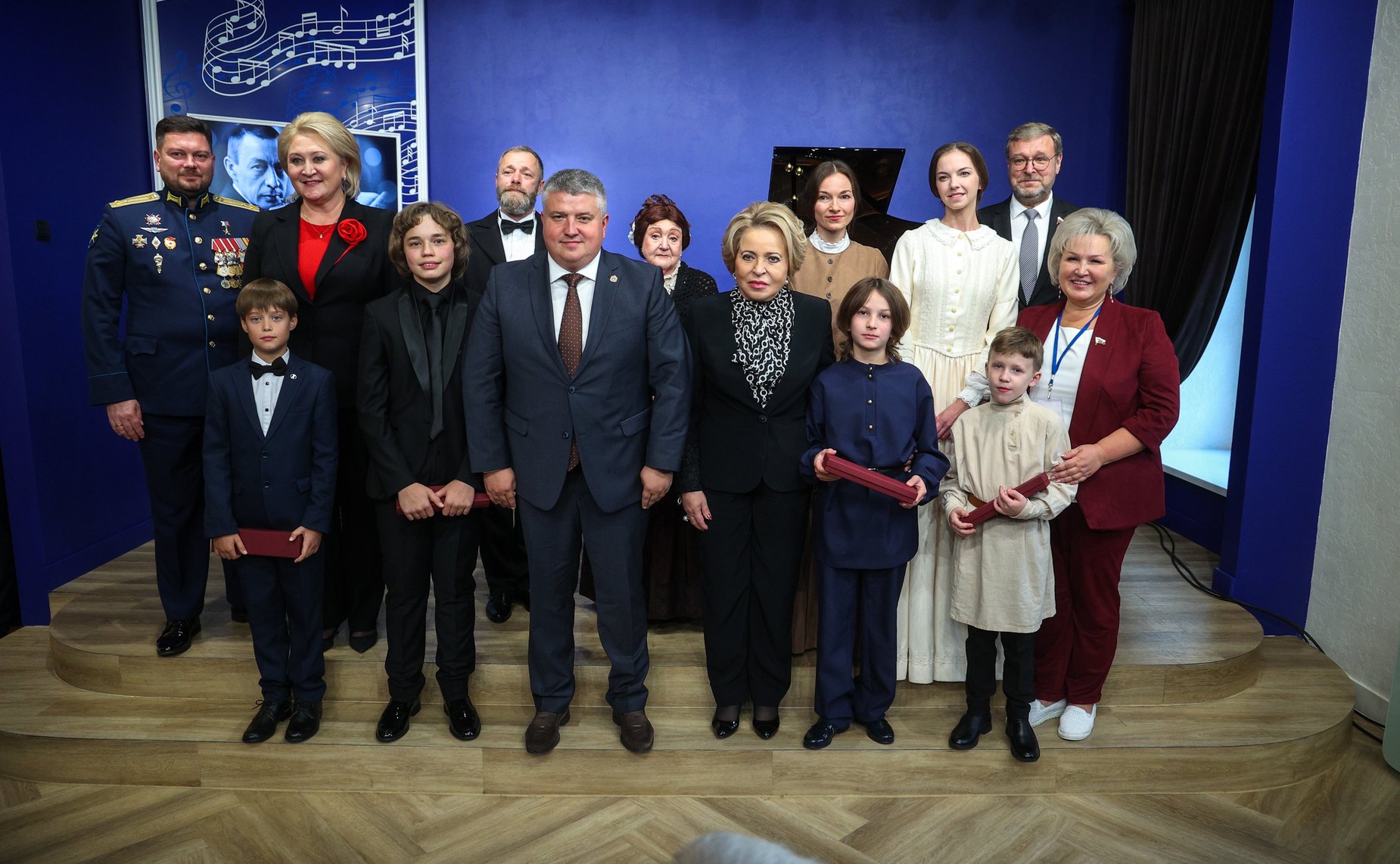 В рамках работы Х Парламентского форума «Историко-культурное наследие России» в Великом Новгороде Валентина Матвиенко посетила детскую общеобразовательную школу имени Г.Р. Державина и Дом музыки имени С.В. Рахманинова