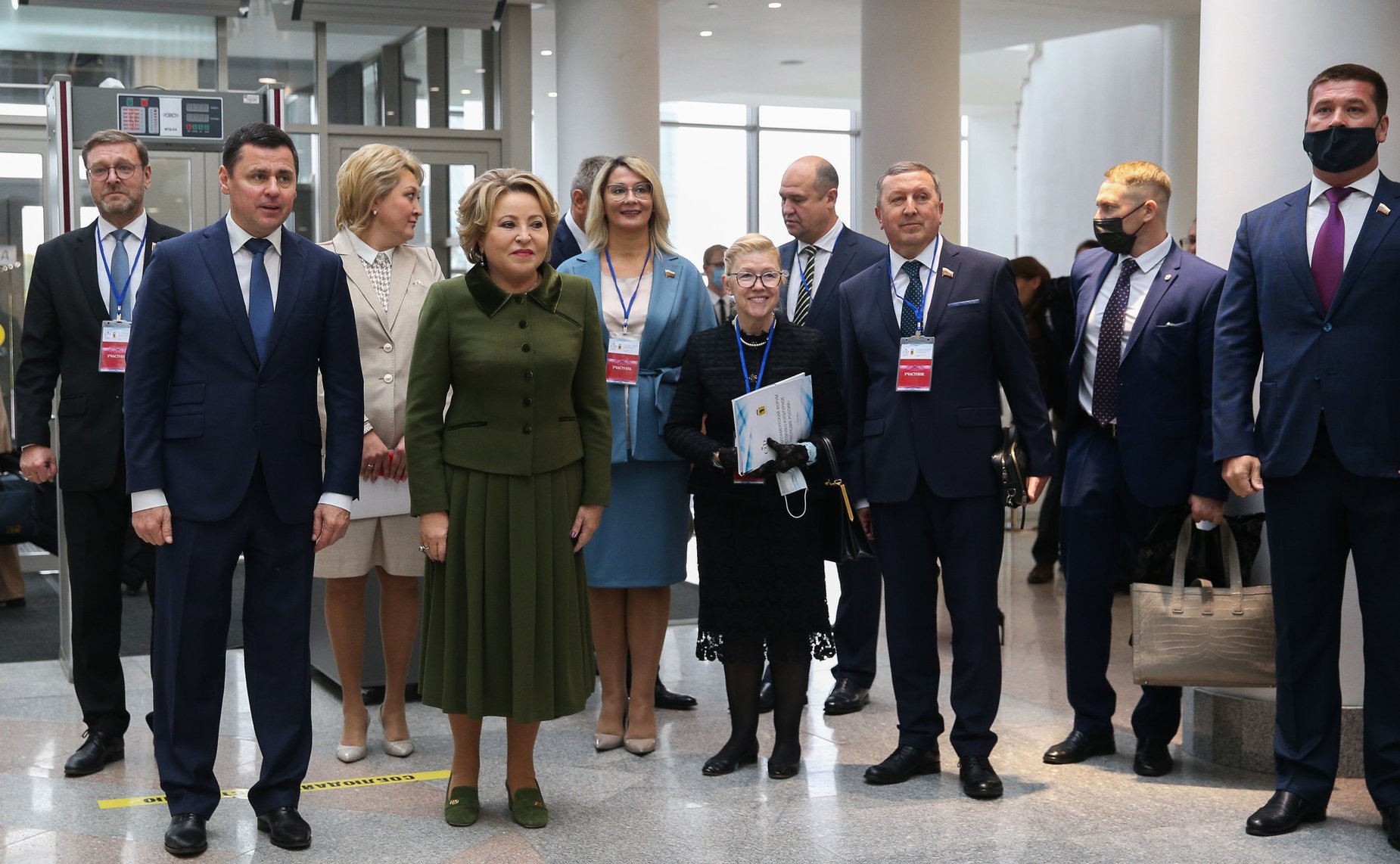 Участники VIII Парламентского форума «Историко-культурное наследие России» посетили выставку, где были представлены работы ярославских мастеров по финифти и майолике