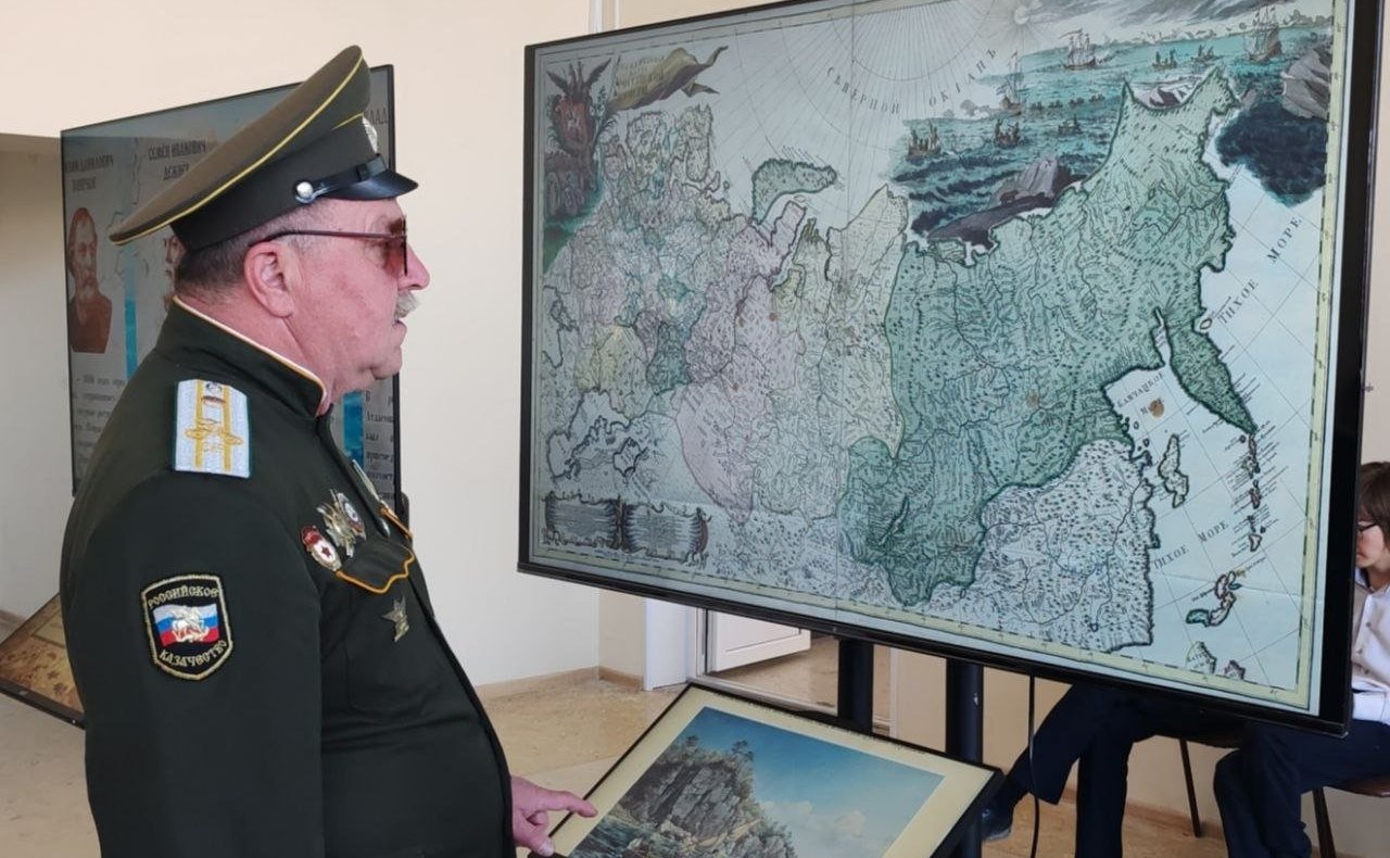 Александр Ролик в рамках региональной недели осмотрел новую амбулаторию, отремонтированный Дом культуры в поселке Заводской, открыл выставку, посвященную первопроходцам Приморья