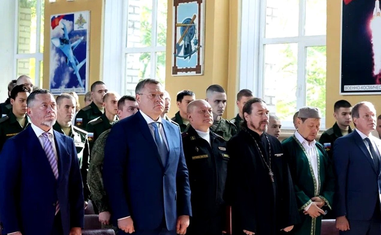 Вместе с губернатором Игорем Бабушкиным сенатор Александр Башкин принял участие в мероприятии по отправке к местам прохождения воинской службы призывников Астраханской области