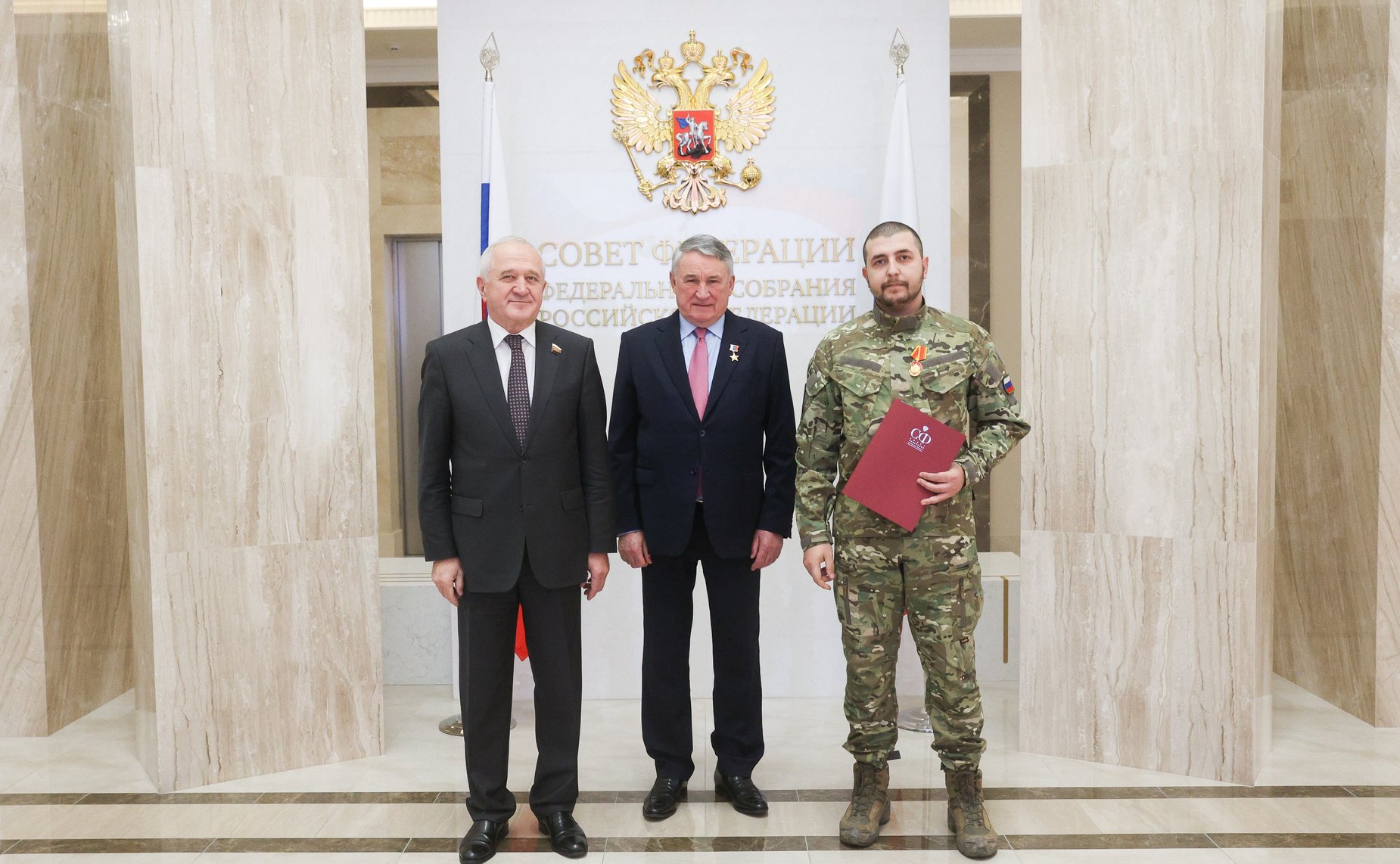 Торжественное награждение военнослужащих в рамках проведения открытия патриотической выставки фотографий военнослужащих Отдельной диверсионной штурмовой бригады «Ветераны»