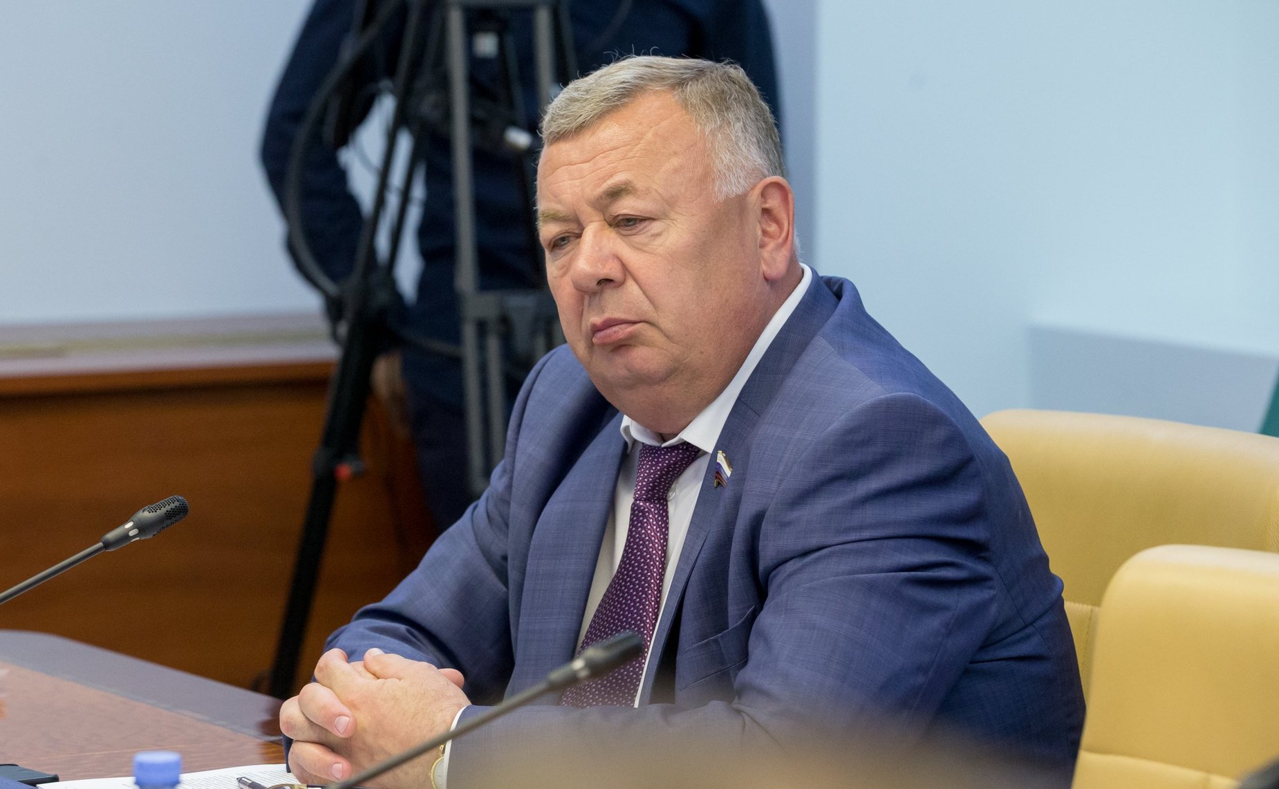 В. Николаев