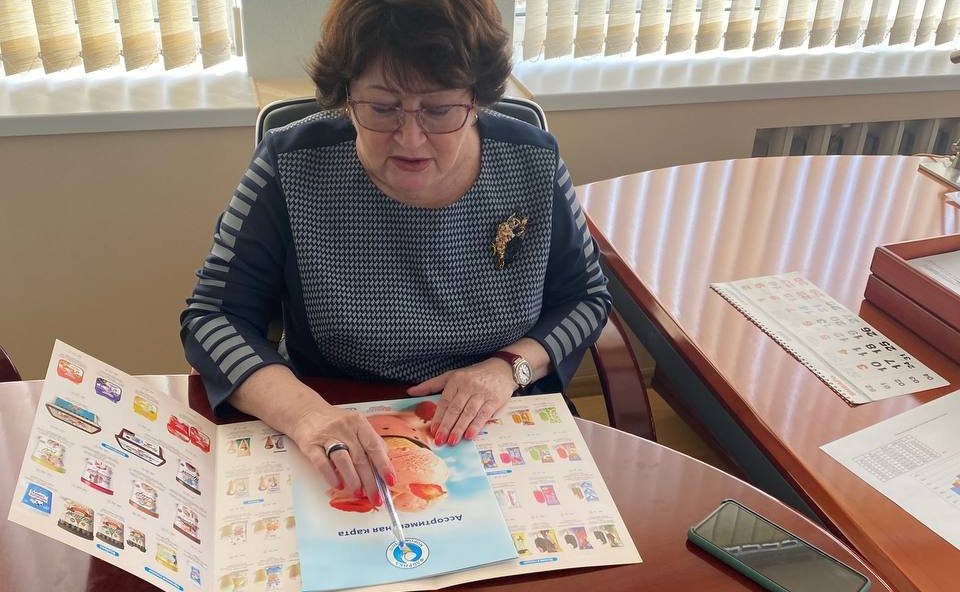 Людмила Талабаева в ходе поездки в регион посетила Владивостокскую «Фабрику Мороженого»