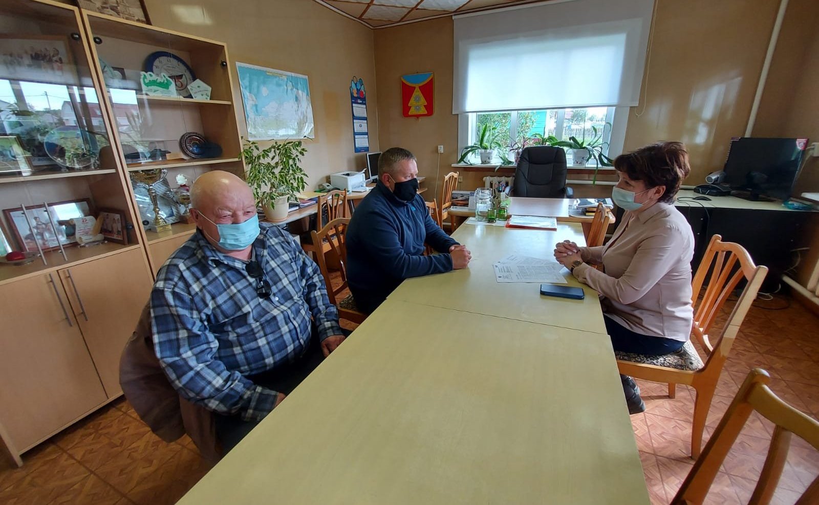 Денис Гусев провел встречу с главой муниципального образования «Омский сельсовет» Екатериной Михеевой