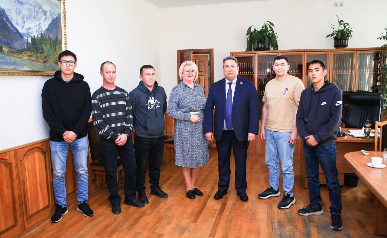 Владимир Полетаев в ходе рабочей поездки в регион посетил семьи погибших участников специальной военной операции и встретился с бывшими участниками СВО