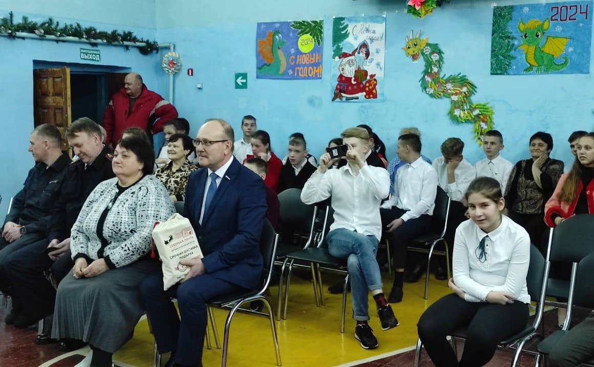 Вместе с Дедом Морозом и Снегурочкой на новогодней ёлке поздравляли детей-сирот Тельченской общеобразовательной школы-интерната Мценского района Орловской области