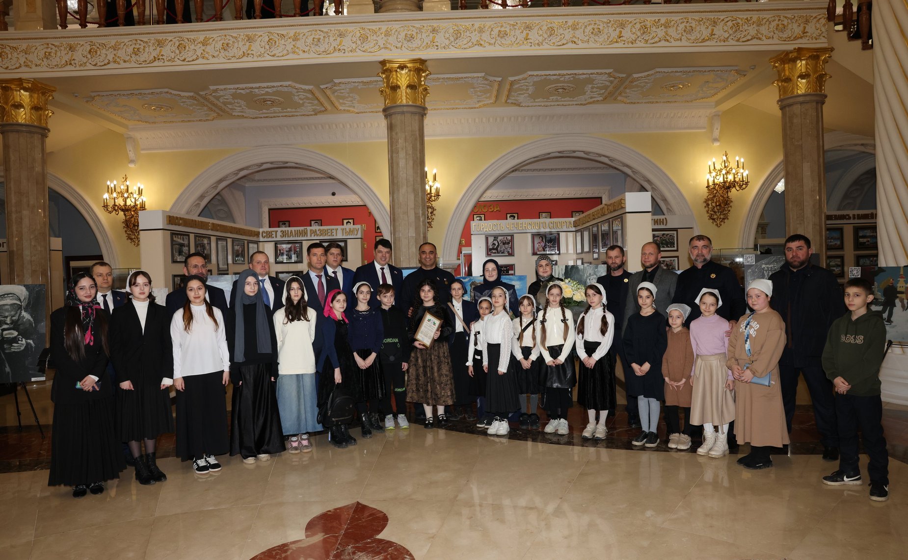 Дмитрий Василенко представил в Чеченской Республике выставку детского рисунка, посвященную 80-летию полного освобождения Ленинграда от фашистской блокады