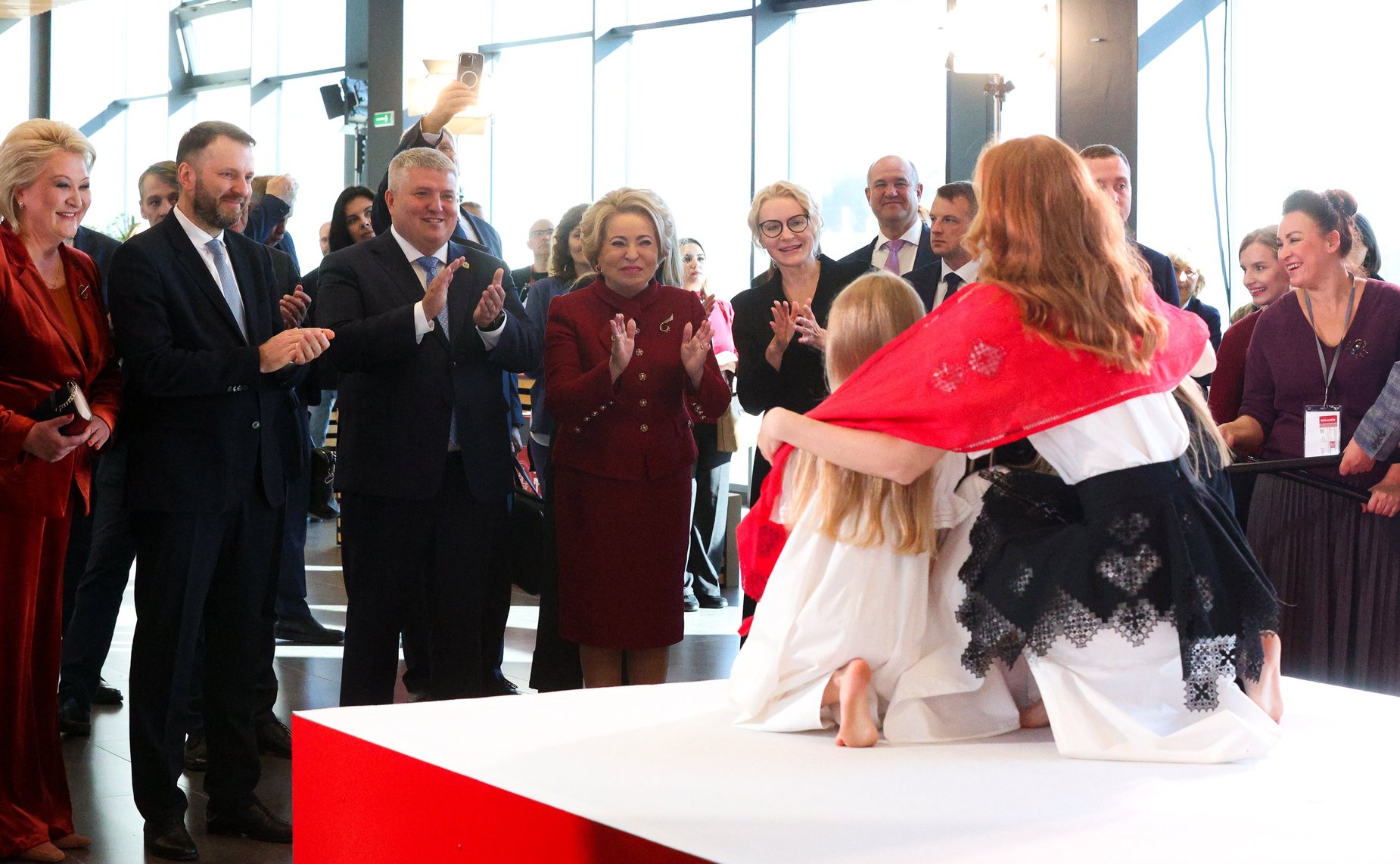 Валентина Матвиенко посетила Софийский собор и осмотрела выставку брендов «Новгородский торг»