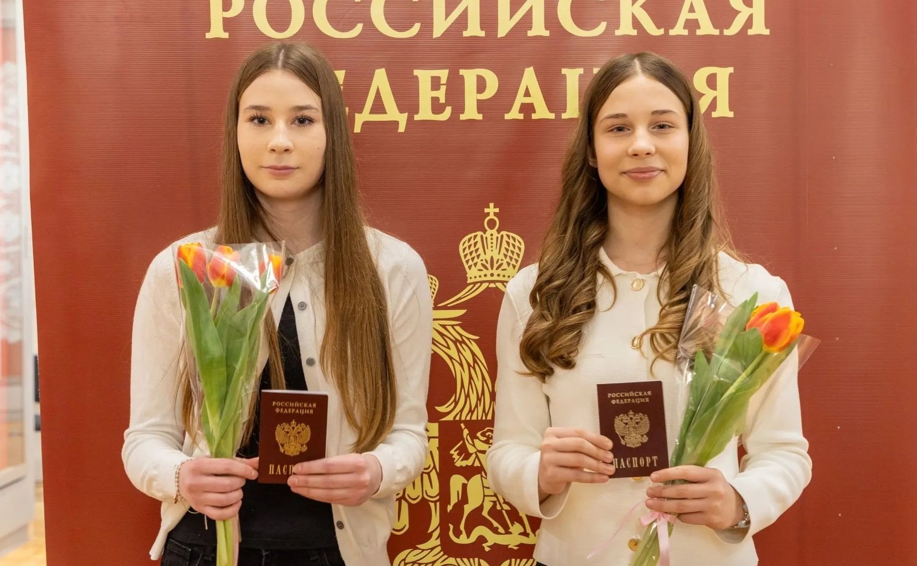 Евгений Богомазов принял участие в церемонии вручения паспорта гражданина Российской Федерации юным вологжанкам