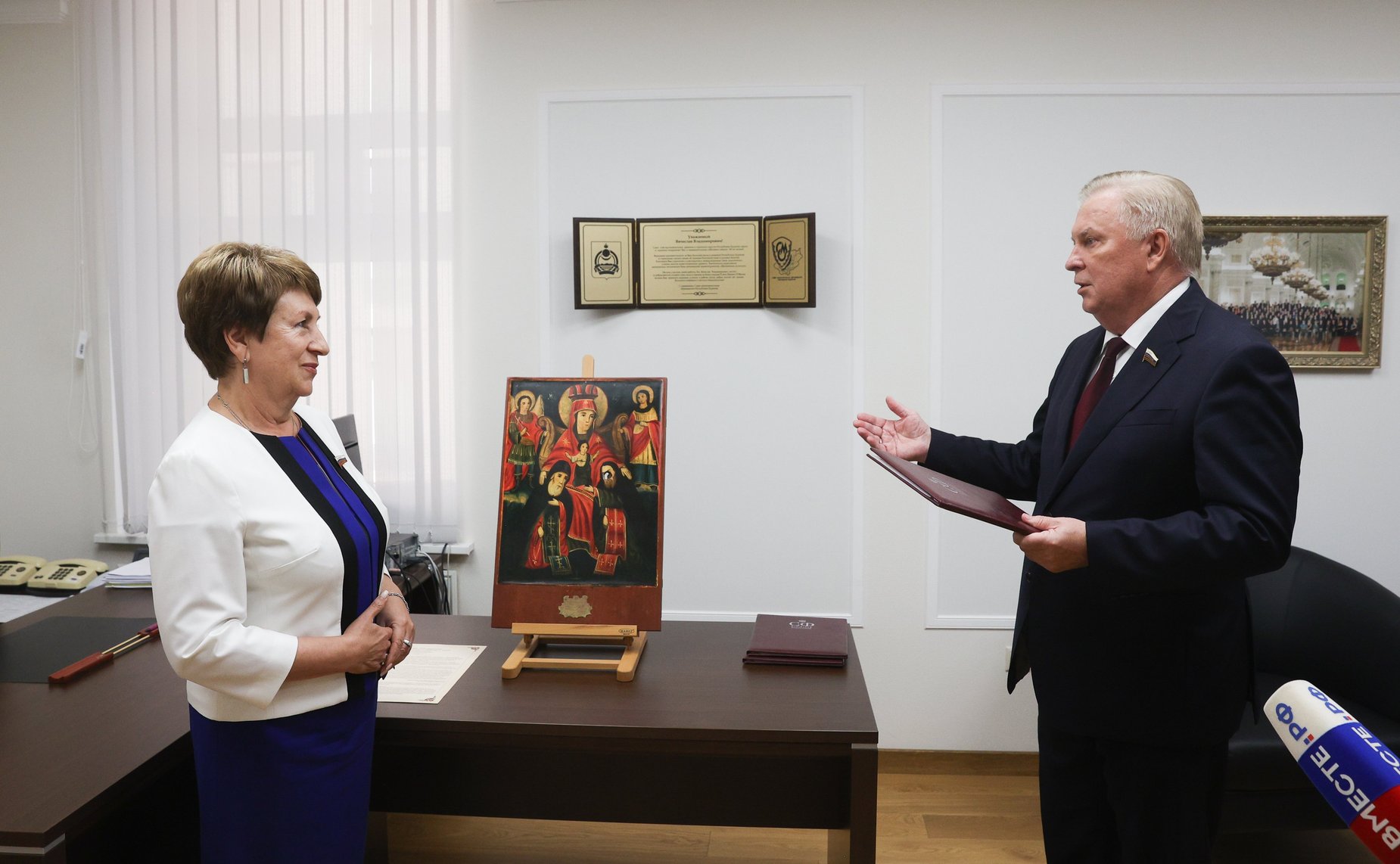 Передача освященного списка Иконы Селенгинского пехотного полка Богоматерь Печерская севастопольцам от жителей Республики Бурятия, в знак исторической связи между российскими регионами