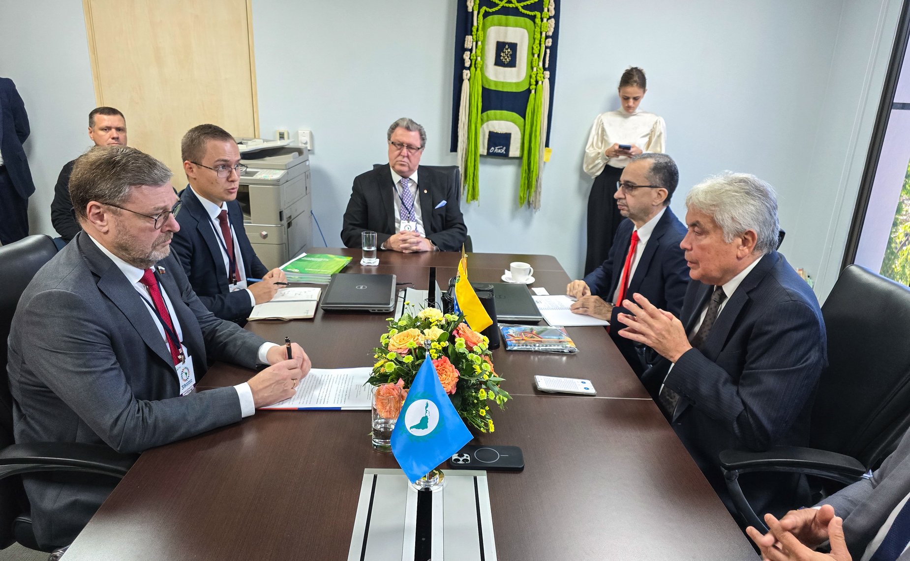 Заместитель Председателя СФ Константин Косачев и глава венесуэльской делегации, депутат Национальной Ассамблеи Боливарианской Республики Вильмар Кастро Сотельдо провели встречу «на полях» 39-й Ассамблеи ПАРЛАТИНО