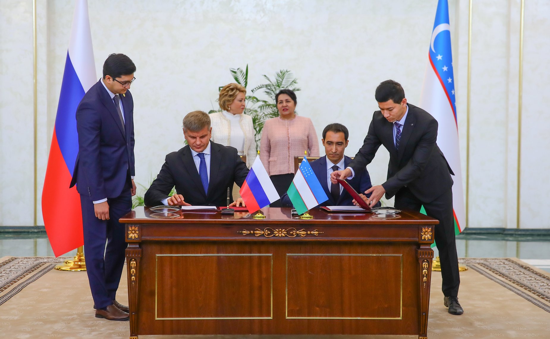 Подписание Меморандума между Аппаратом Совета Федерации и Институтом проблем законодательства и парламентских исследований при Олий Мажлисе Республики Узбекистан