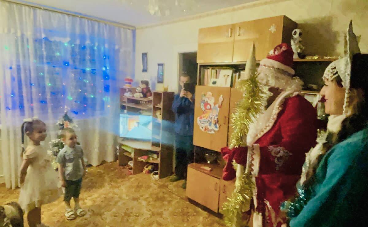 Андрей Хапочкин в рамках акции «Ёлка желаний» передал подарки детям в отдалённые районы острова Сахалин