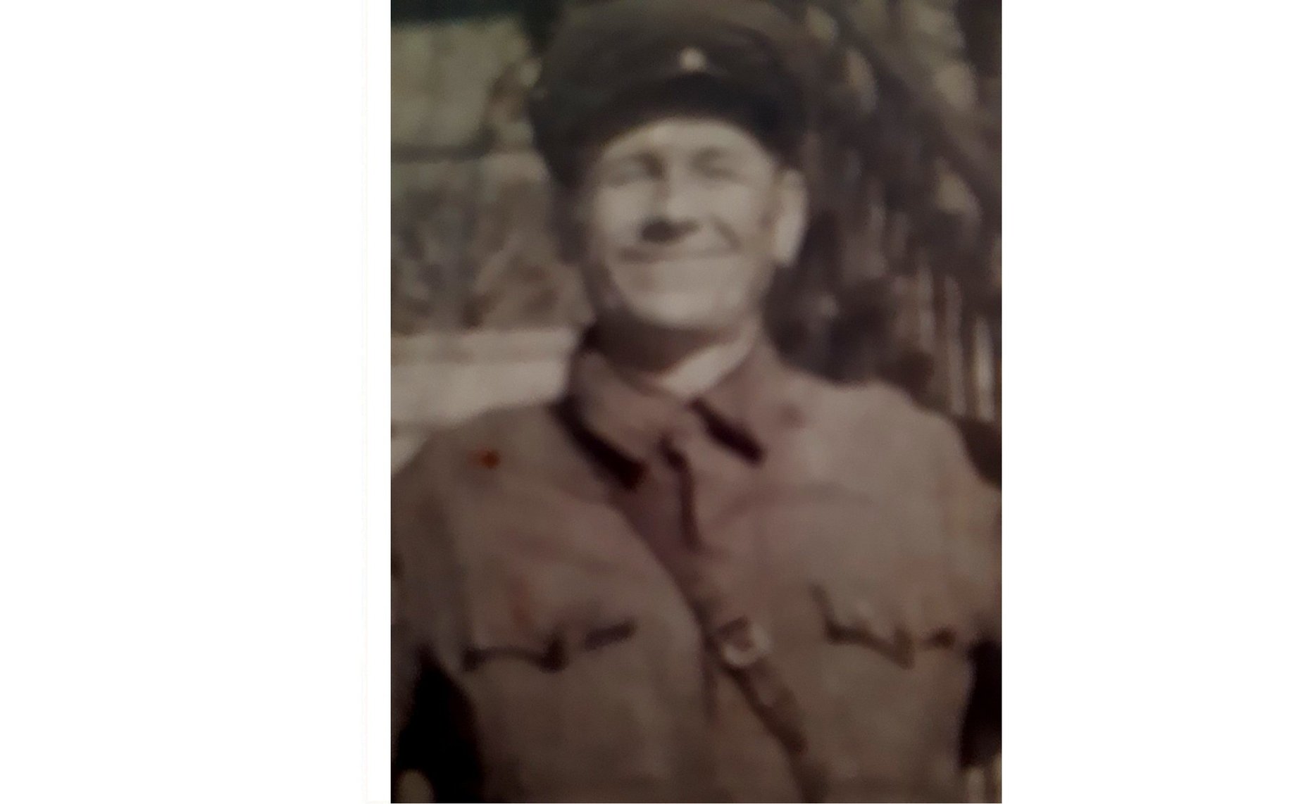 Малиновский Дмитрий. Родился 8.11.1898. Участник Первой мировой войны. В 1941 году был мобилизован. Служил на бронепоезде под Ленинградом. В 1943 году получил сильную контузию и был комиссован. Прадед помощника сенатора Ю. Воробьева А. Малиновского