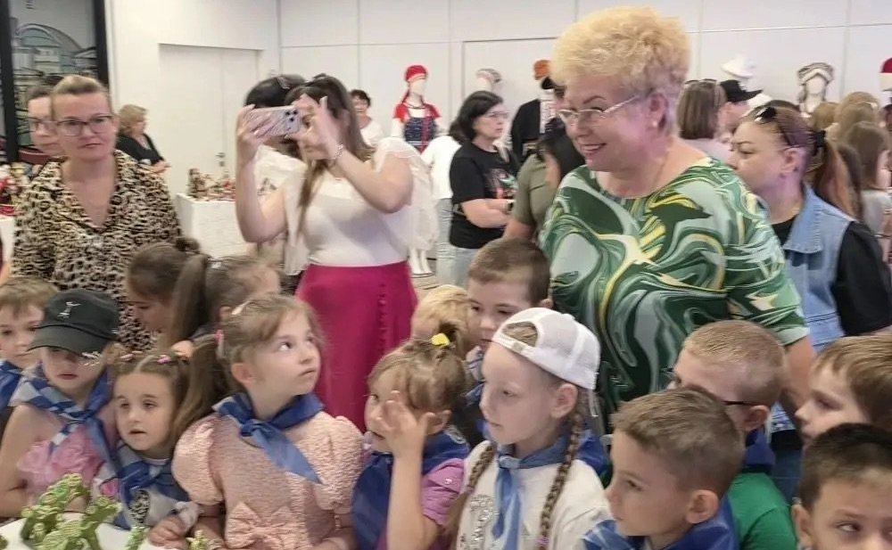 Ольга Бас в ходе рабочей поездки в регион посетила выставку-форум «Игрушки из бабушкиного сундучка»