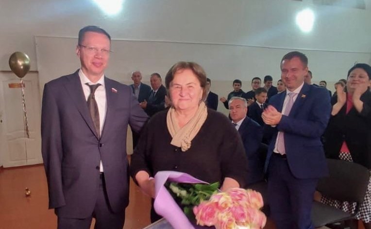 Виталий Назаренко поздравил педагогов с Днем учителя