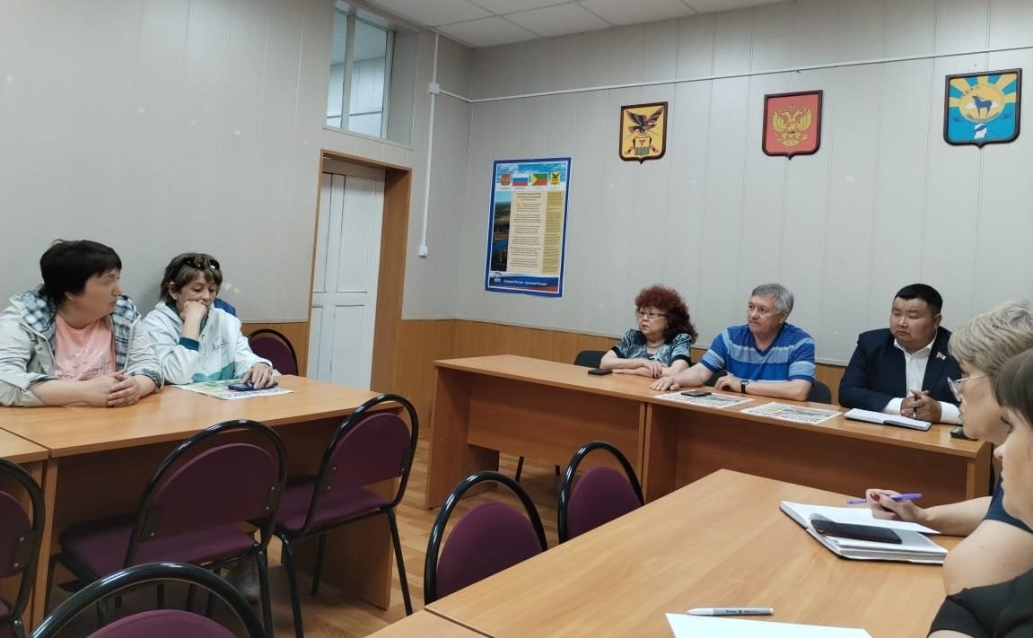 После осмотра объектов Сергей Михайлов совместно с руководством района и представителями подрядных организаций провел совещание по реализации программы «Комплексное развитие сельских территорий» и по капитальному ремонту школьных спортзалов в Кыринском ра