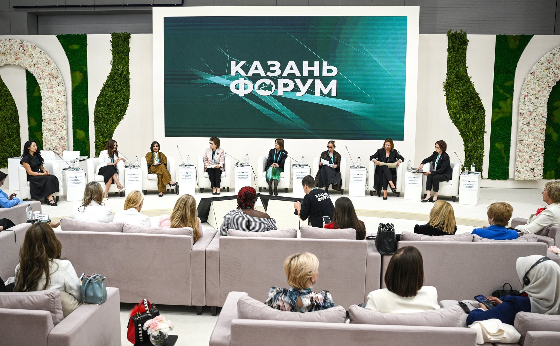 Сессия «Женщины в экономике: векторы международного сотрудничества». XVII Международный экономический форум «Россия – Исламский мир: KazanForum»