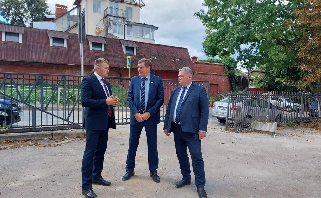 Александр Савин в ходе поездки в регион посетил школу № 2 г. Тарусы, где ведётся капитальный ремонт по программе Правительства РФ