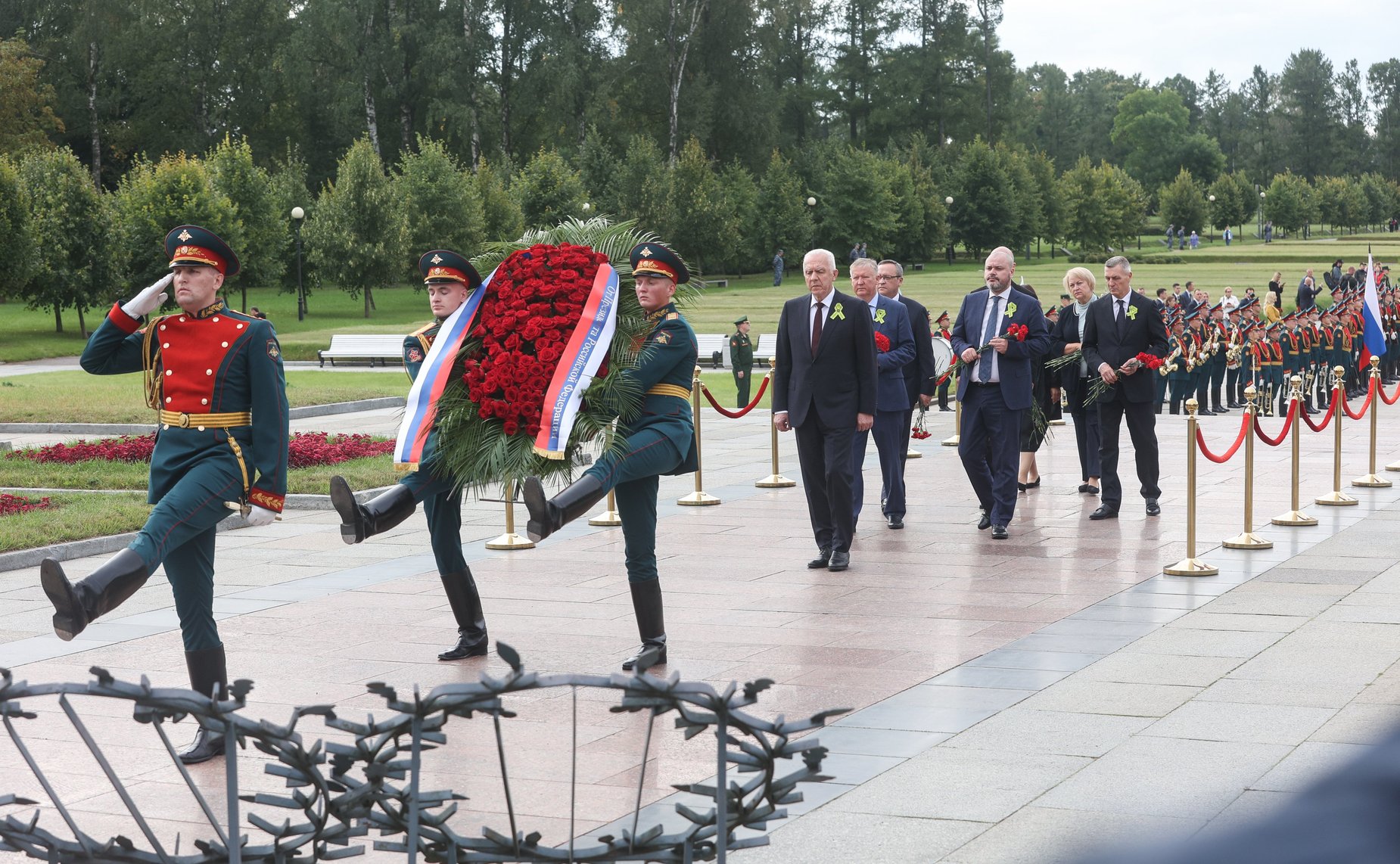 Валентина Матвиенко приняла участие в торжественно-траурной церемонии возложения венков и цветов к монументу «Мать-Родина» на Пискаревском мемориальном кладбище