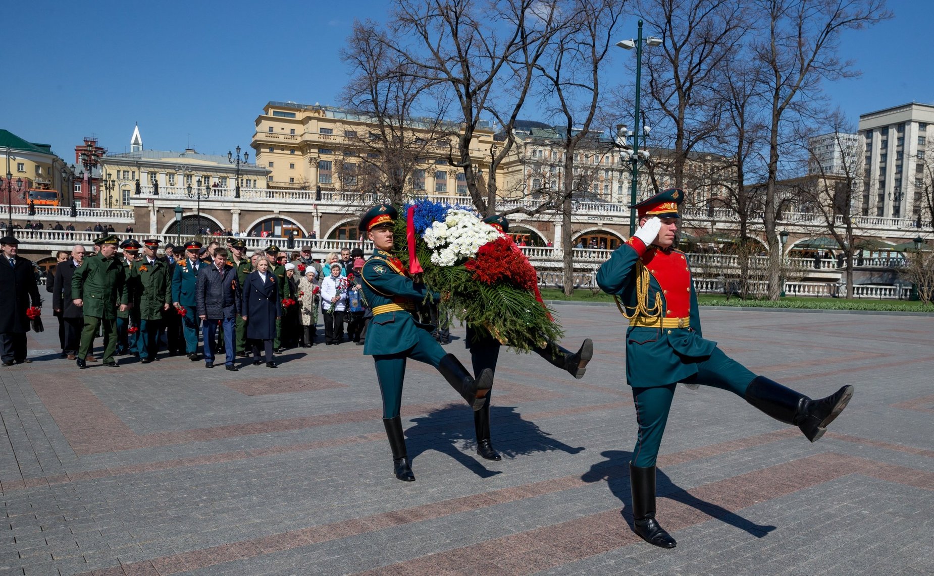 С. Цеков и О. Ковитиди приняли участие в возложении венков к могиле Неизвестного солдата в день годовщины освобождения Крыма от немецко-фашистских захватчиков