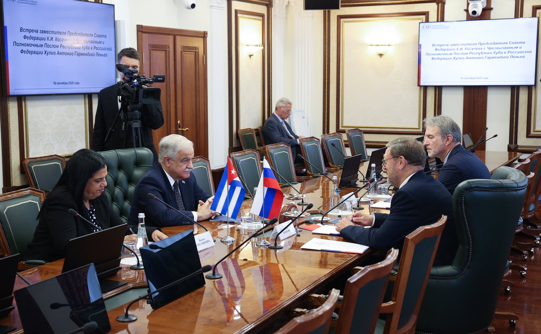 Встреча заместителя Председателя Совета Федерации Константина Косачева с Чрезвычайным и Полномочным Послом Республики Куба в РФ Хулио Антонио Гармендией Пеньей