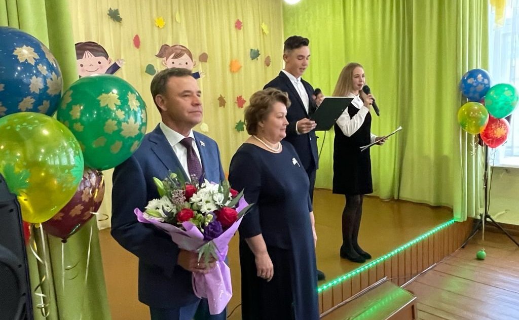 Виктор Новожилов поздравил учеников Вельской школы номер три с Днем знаний