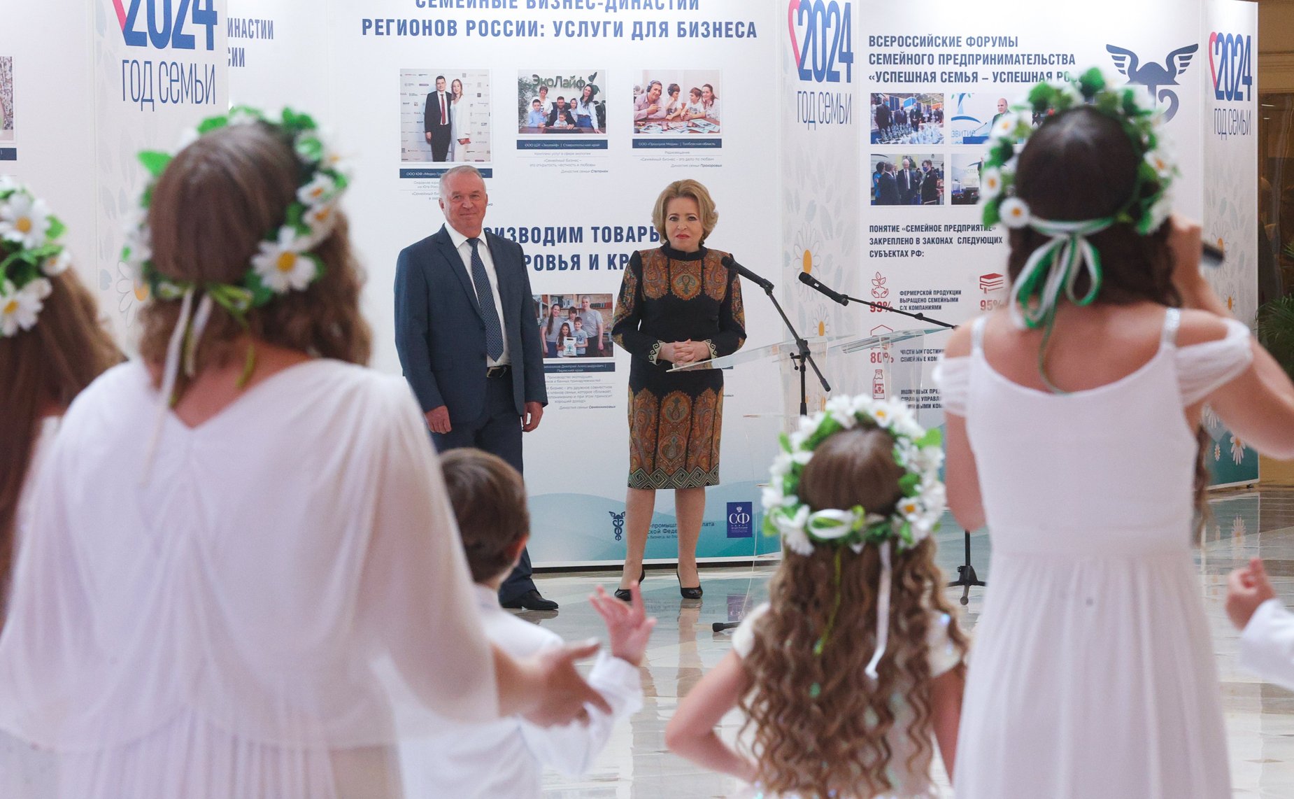 Председатель СФ Валентина Матвиенко приняла участие в торжественной церемонии открытия фотовыставки «Семейные бизнес-династии регионов России»