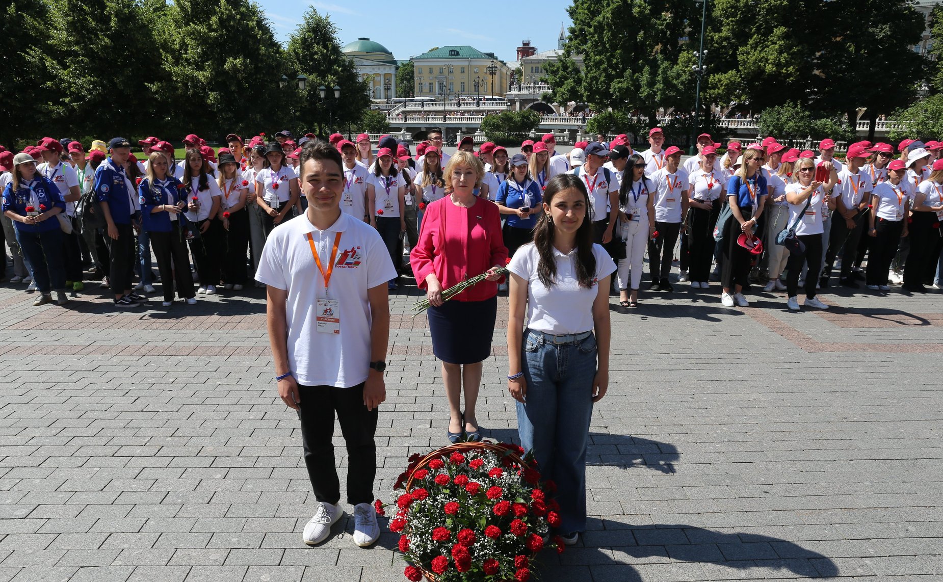 Экскурсионная программа для участников проекта «Поезд Памяти», возложение цветов в Александровском саду