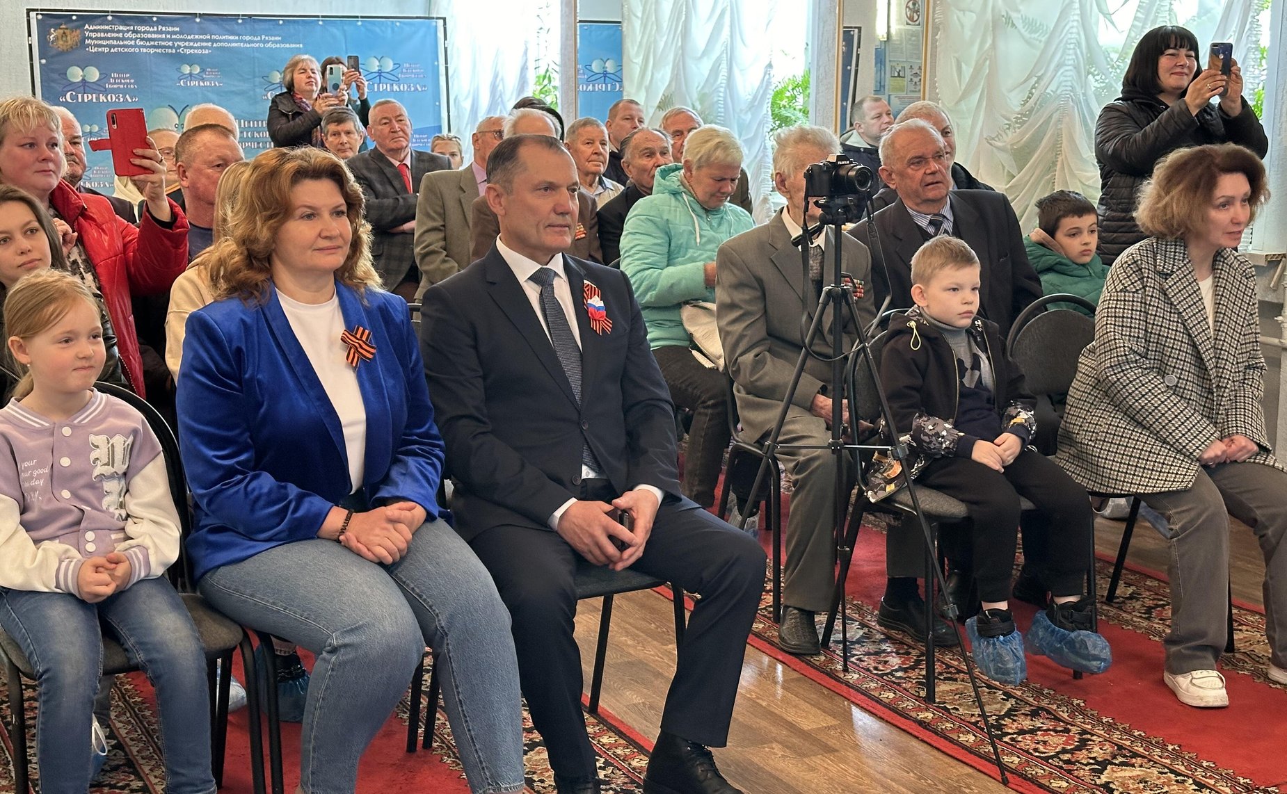 Игорь Мурог вместе с губернатором Рязанской области Павлом Малковым, председателем Рязанской областной Думы Аркадием Фоминым, ветеранами и жителями региона у Монумента Победы возложил цветы к Вечному Огню