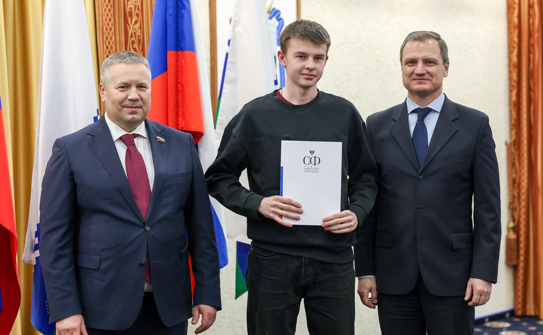 Денис Гусев вручил именные стипендии лучшим студентам учреждений профессионального образования Ненецкого АО