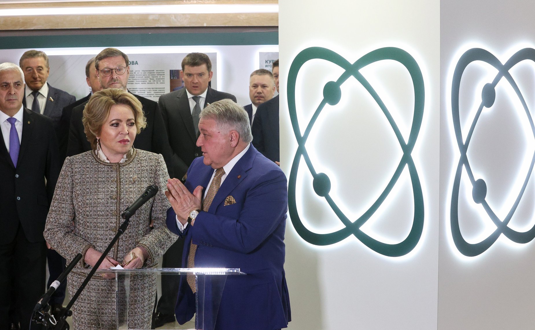 Валентина Матвиенко и президент НИЦ «Курчатовский институт» Михаил Ковальчук открыли выставку «Курчатовский институт – 80 лет для страны и мира»