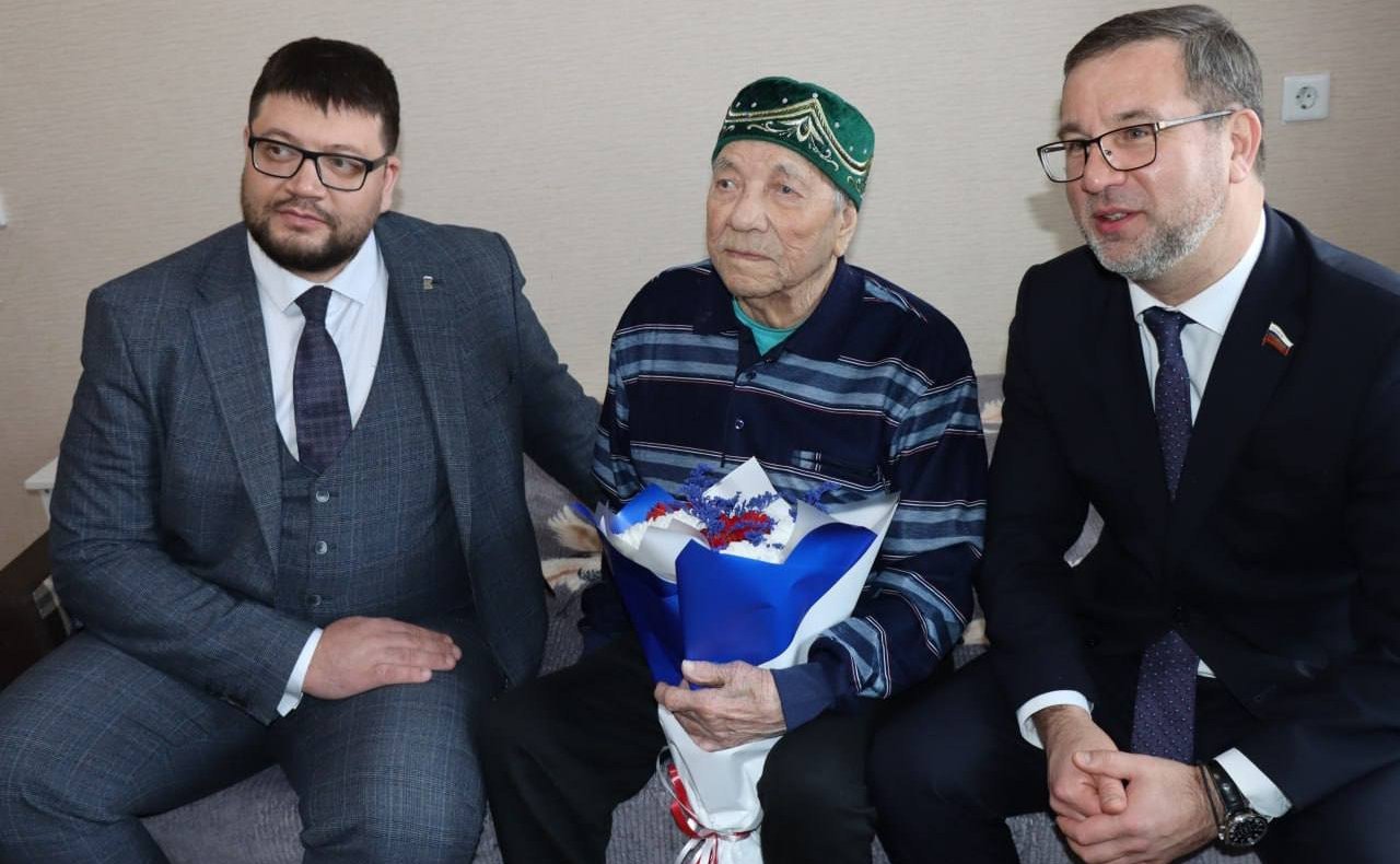 Николай Владимиров навестил 105-летнего ветерана Ивана Васильевича Ермолаева