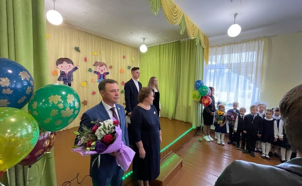Виктор Новожилов поздравил учеников Вельской школы номер три с Днем знаний