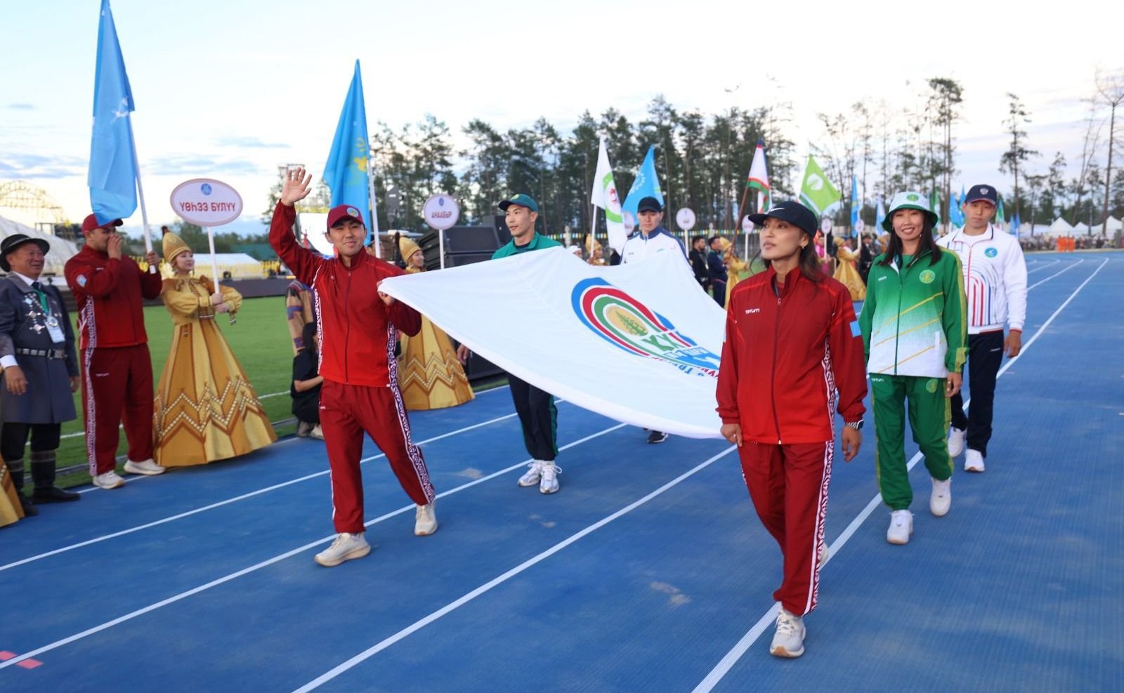 Сахамин Афанасьев принял участие в торжественной церемонии открытия игр в Таттинском районе