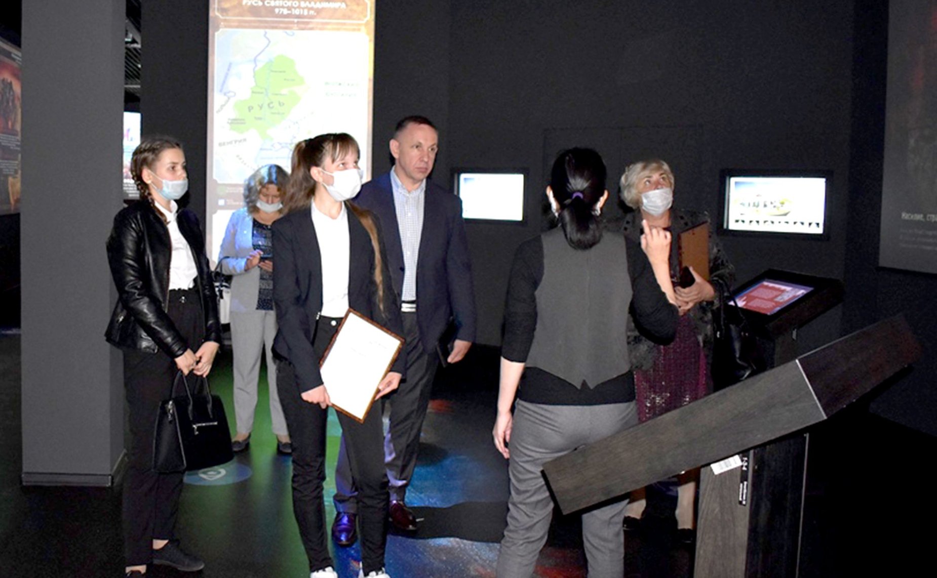 Сенаторы РФ Олег Алексеев и Сергей Аренин наградили благодарственными письмами победителей Всероссийского конкурса «Портрет твоего края»