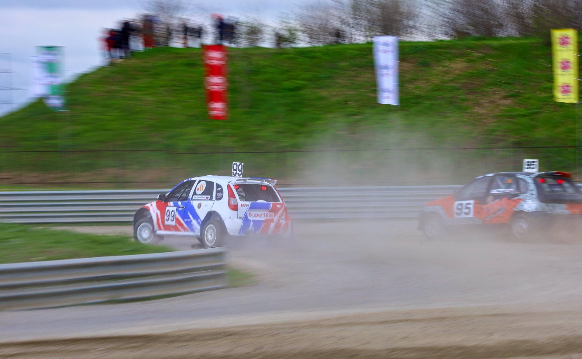 Мохмад Ахмадов в рамках работы в регионе посетил первый и второй этапы Чемпионата и Первенства России по кроссу, которые прошли на автодроме «Крепость Грозная»