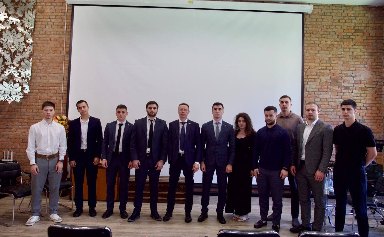 Виталий Назаренко в рамках региональной недели провел встречу с членами Молодежного парламента Республики Северная Осетия – Алания