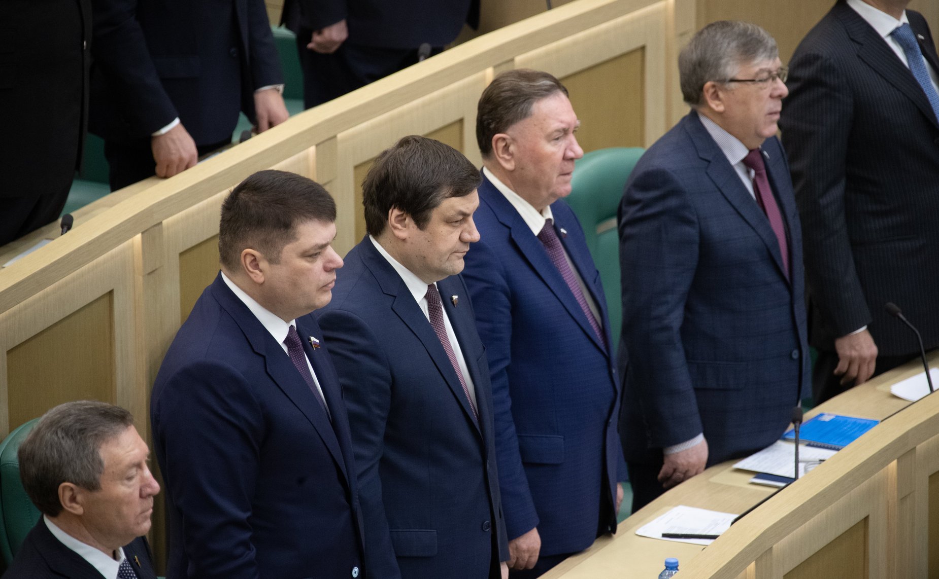 Сенаторы слушают гимн России перед началом 472-го заседания Совета Федерации