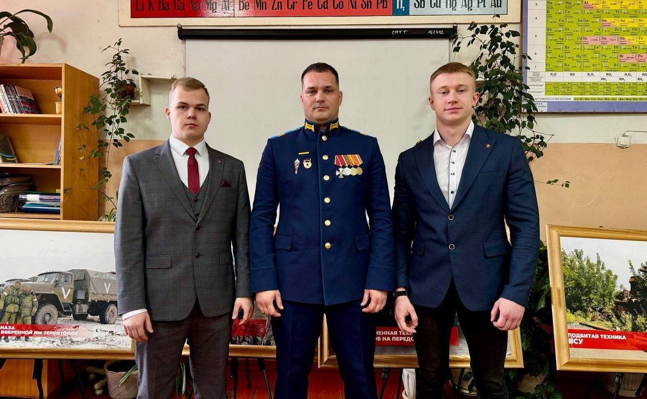 Айрат Гибатдинов вместе с участником специальной военной операции, бойцом Гостомельского десанта Антоном Шиловым провели Урок мужества для студентов Старомайнского технологического техникума в Ульяновской области