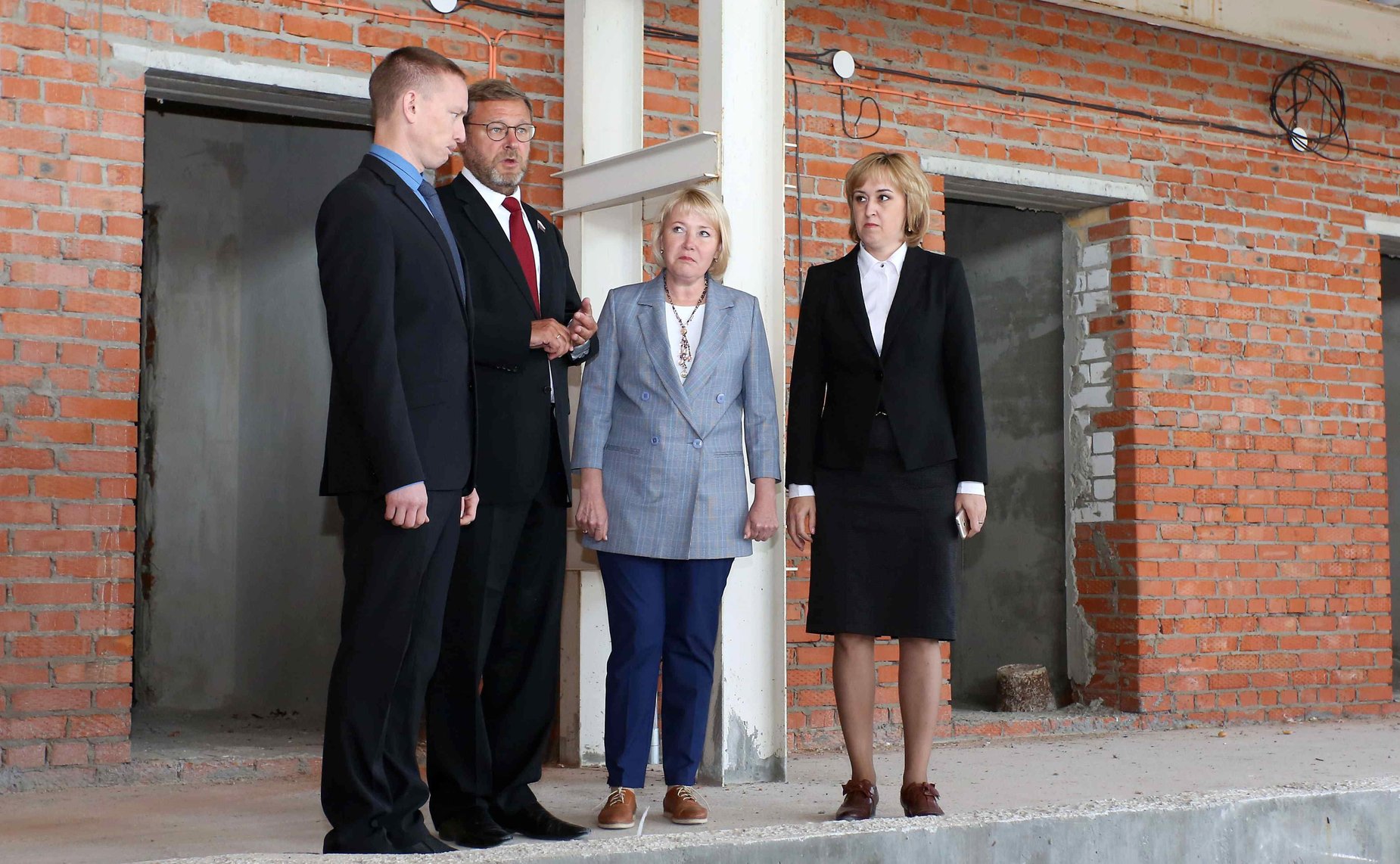 Константин Косачев ознакомился с ходом завершения строительства физкультурно-оздоровительного комплекса в пос. Приволжский